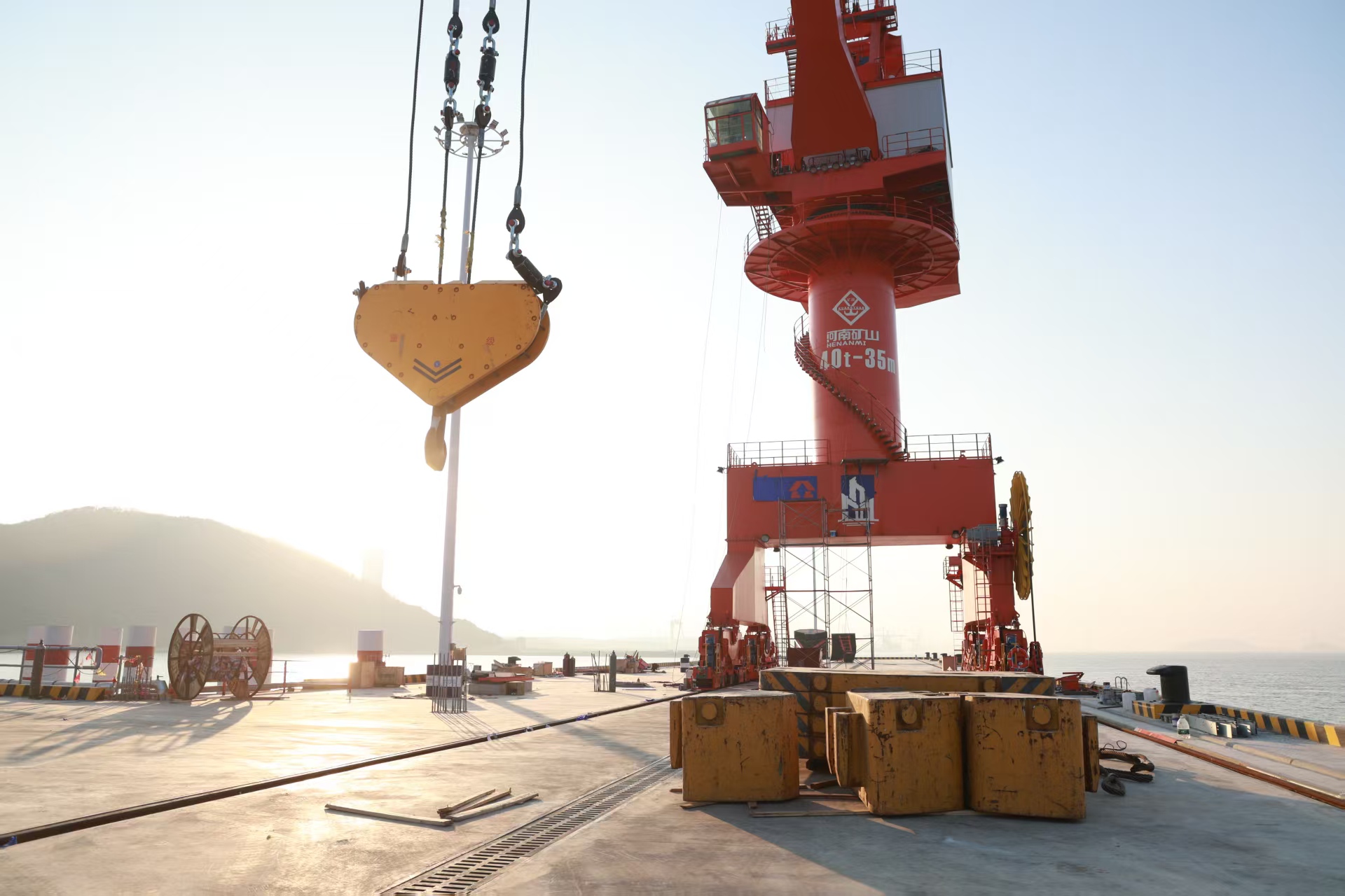 Portal Harbor Crane・For Ports & Terminals
								Robust Performance for Bulk/General Cargo・High Throughput & Low Operational Costs